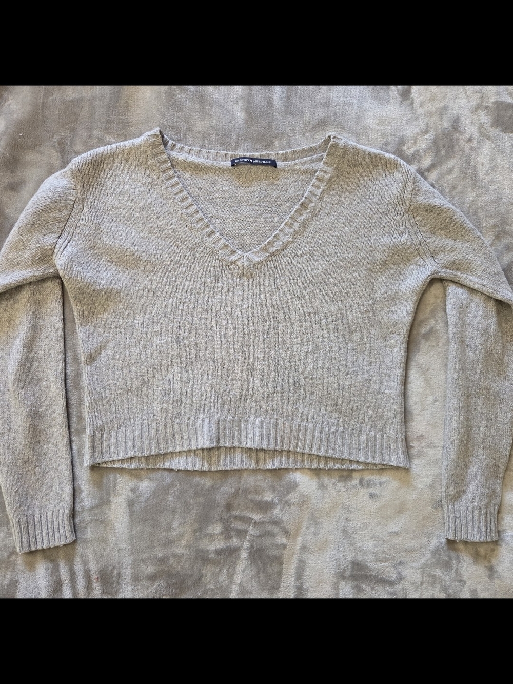 Brandy Melville - Cropped V-Neck Sweater in Light Grey
